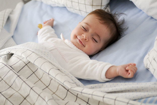 sourire bebe couche sur un lit 1139 14